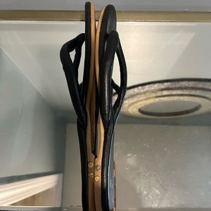 New Beek black thong sandals size 8